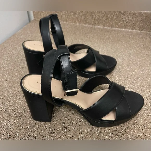 Kelly & Katie Hanniah Platform Sandal - Picture 6 of 13